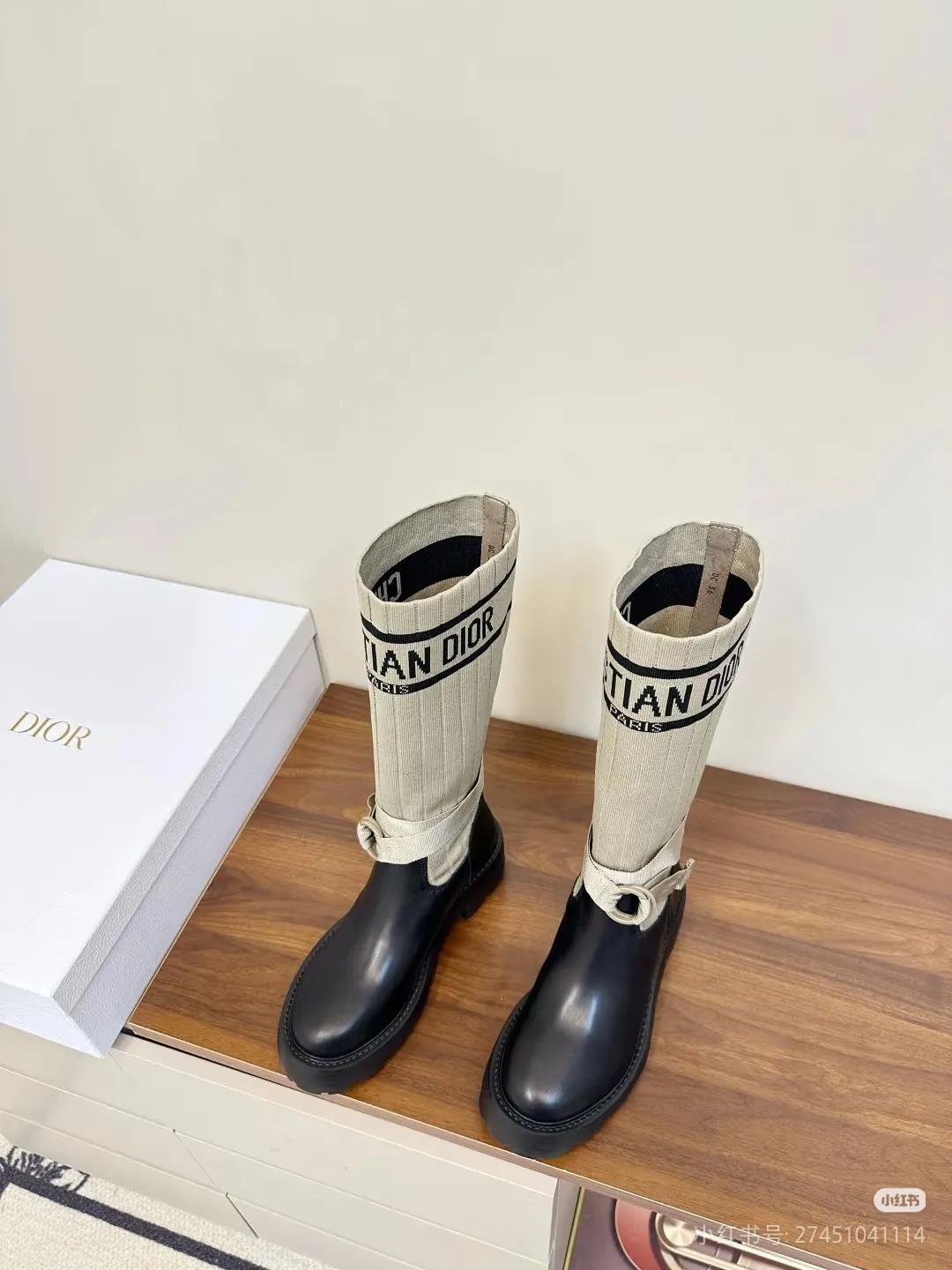 👟👟Ex-factory price 560👟👟Dior color matching new boots for autumn and winter, the latest flying woven letter logo for autumn and winter, round-toe high-top knight boots for women, the same style for celebrity Narna Qian and the same style for Yi Mengling. Material: First-layer cowhide spliced ​​with fly-knit fabric, sheepskin lining for feet, original molded TPU outsole Size: 35-40 yards